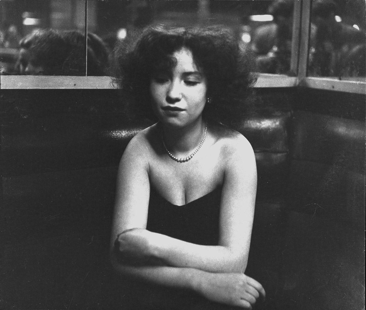 Robert Doisneau - Mademoiselle Anita a la Boule Rouge, Paris