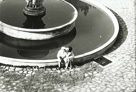 Tazio Secchiaroli - Sophia Loren and Carlo Ponti in front of their villa